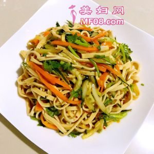 家常凉拌豆皮黄瓜胡萝卜丝的做法 凉拌豆皮黄瓜胡萝卜丝怎么做好吃