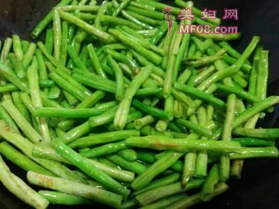薯条炒豆角怎么做好吃 薯条炒豆角的家常做法
