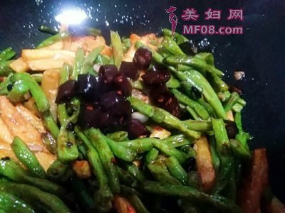 薯条炒豆角怎么做好吃 薯条炒豆角的家常做法