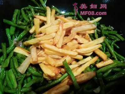 薯条炒豆角怎么做好吃 薯条炒豆角的家常做法