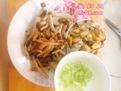 淡菜肉炒蘑菇怎么做好吃 淡菜肉炒蘑菇最正宗的做法