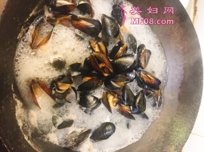 淡菜肉炒蘑菇怎么做好吃 淡菜肉炒蘑菇最正宗的做法