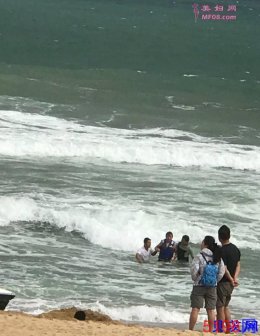 狼狈！王思聪驾快艇出海遇大浪翻船 落水获救援