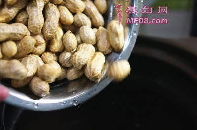 干焗花生怎么做好吃 家常干焗花生的做法