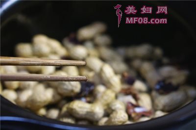 干焗花生怎么做好吃 家常干焗花生的做法