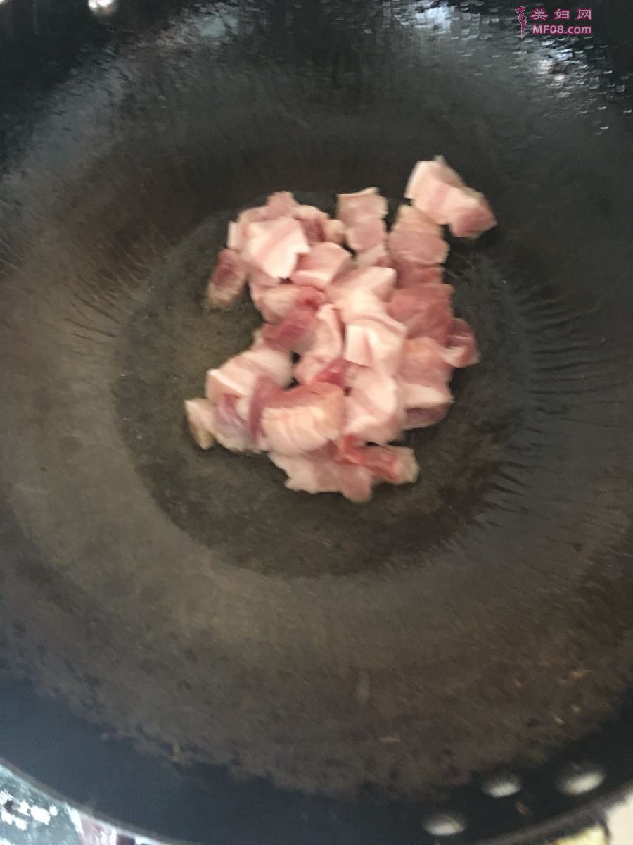五花肉炖干豆角怎么做 五花肉炖干豆角的做法