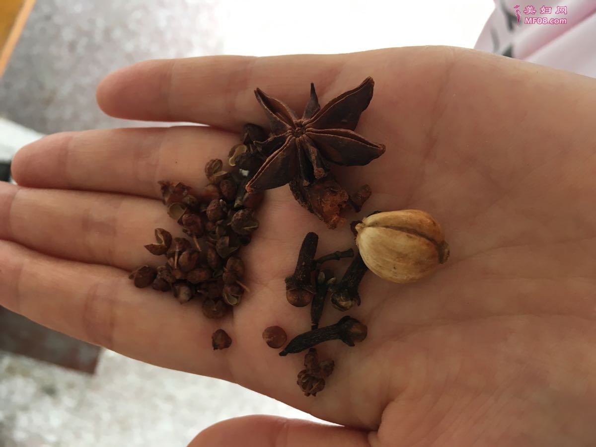 五花肉炖干豆角怎么做 五花肉炖干豆角的做法