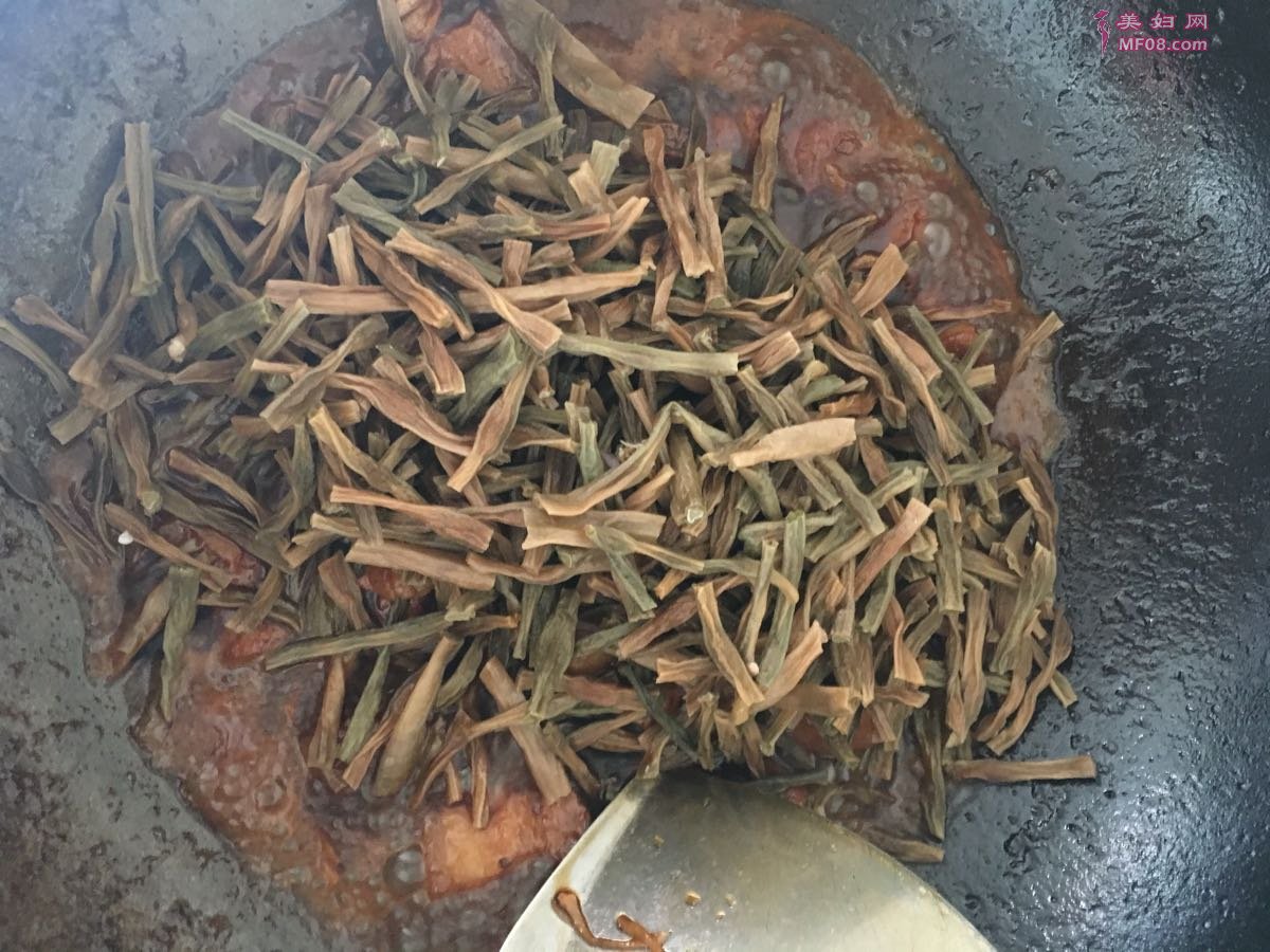 五花肉炖干豆角怎么做 五花肉炖干豆角的做法