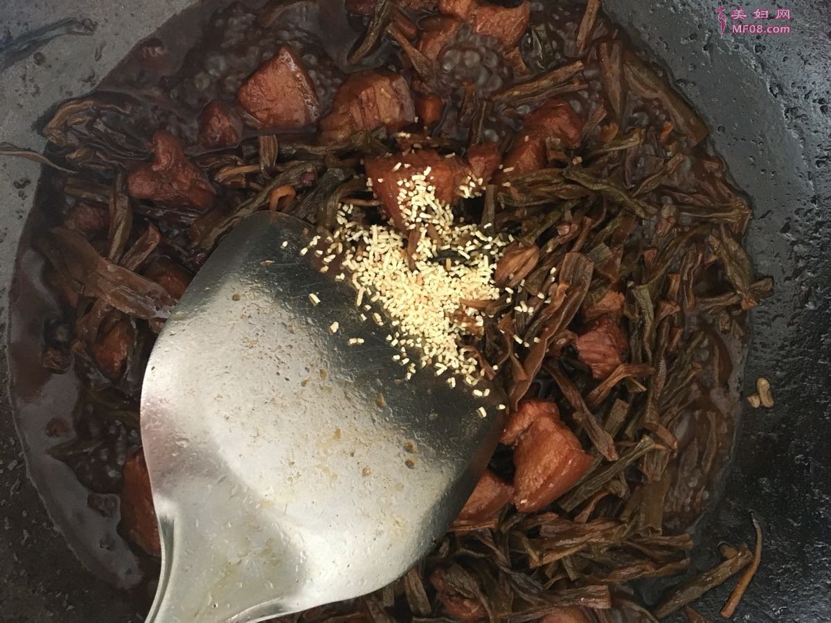 五花肉炖干豆角怎么做 五花肉炖干豆角的做法