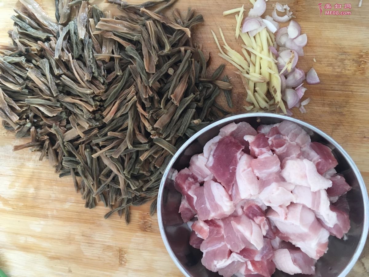 五花肉炖干豆角怎么做 五花肉炖干豆角的做法
