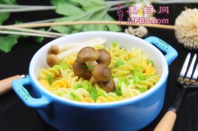 真姬菇拌通心粉最正宗的做法 家常真姬菇拌通心粉的做法