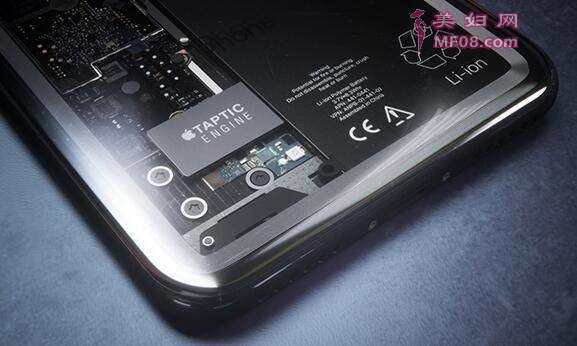 近日，德国网站Curved分享了一组iPhone 8的渲染图，和以前的“妖园贱货”不同，这组渲染图详细展示了偷明黑SE版iPhone8的样子。从图上看，由于手机背部换成了偷明的玻璃材质，可以清楚的看到iPhone 8内部主机版和电池的样子。