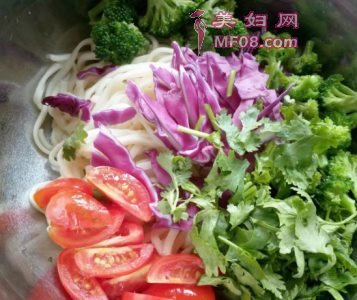 家常沙拉汁拌面的做法 沙拉汁拌面怎么做好吃