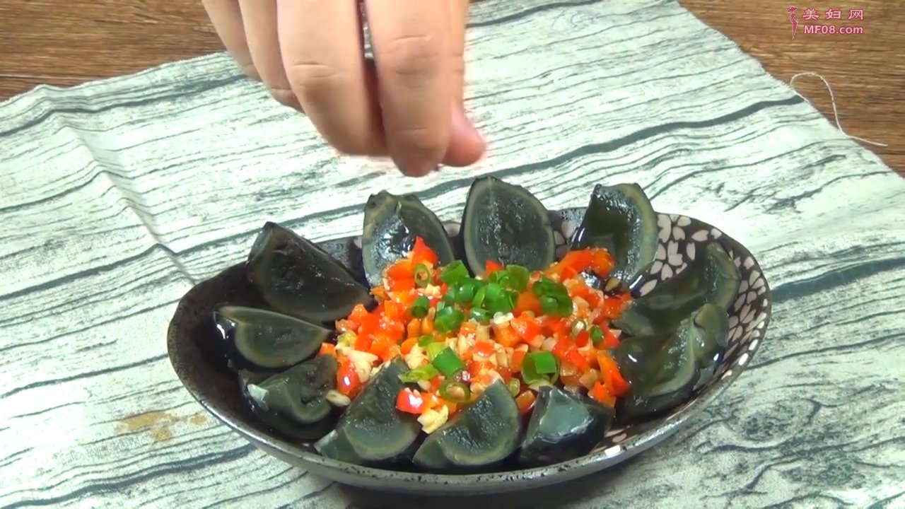 味极凉拌皮蛋怎么做好吃 味极凉拌皮蛋的家常做法