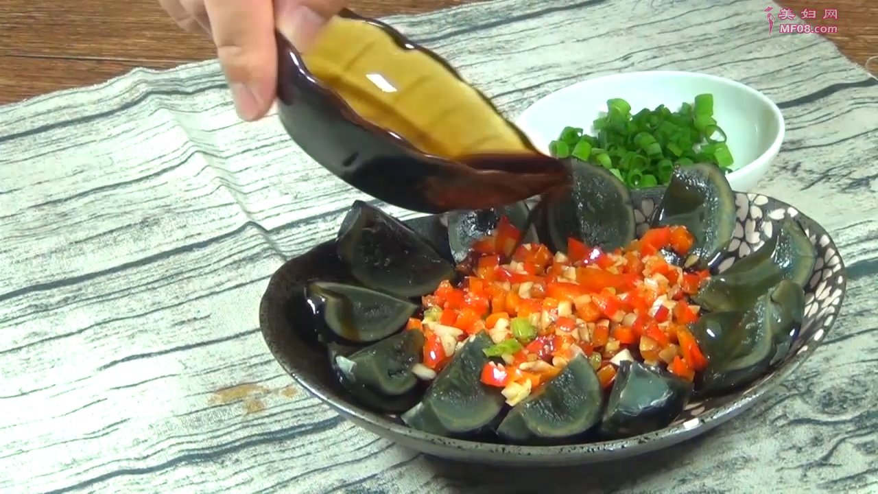 味极凉拌皮蛋怎么做好吃 味极凉拌皮蛋的家常做法