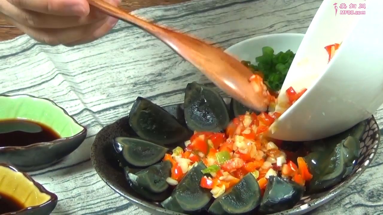 味极凉拌皮蛋怎么做好吃 味极凉拌皮蛋的家常做法