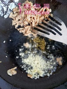 胡萝卜炒肉丝最正宗的做法 家常胡萝卜炒肉丝的做法