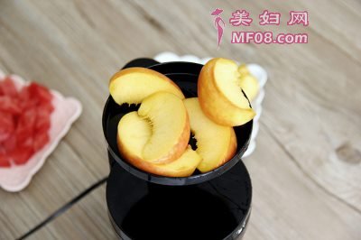黄桃西瓜沙冰怎么做 黄桃西瓜沙冰的做法