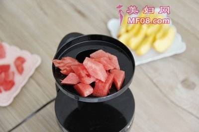 黄桃西瓜沙冰怎么做 黄桃西瓜沙冰的做法