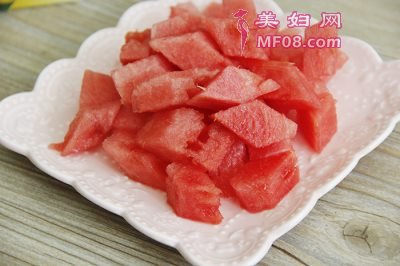 黄桃西瓜沙冰怎么做 黄桃西瓜沙冰的做法
