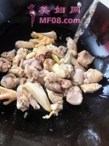 仔鸡怎么做仔鸡烧毛豆米最好吃 仔鸡烧毛豆米怎么做好吃烧毛豆米
