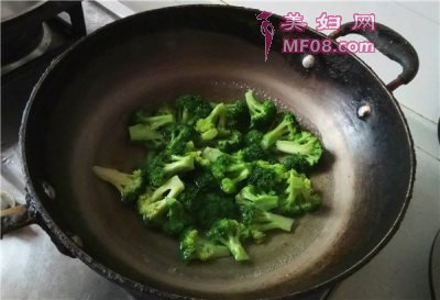 西兰花炒虾仁怎么做好吃 西兰花炒虾仁最正宗的做法