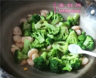 西兰花炒虾仁怎么做好吃 西兰花炒虾仁最正宗的做法