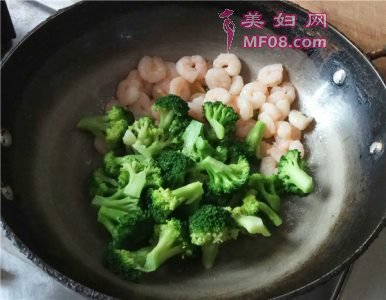 西兰花炒虾仁怎么做好吃 西兰花炒虾仁最正宗的做法