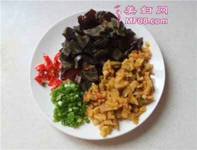 家常皮蛋拌豆腐的做法 皮蛋拌豆腐怎么做好吃