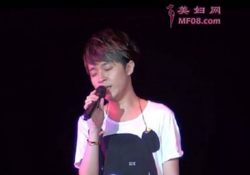 吴青峰反偷拍狗仔 发文嘲讽狗仔不自知