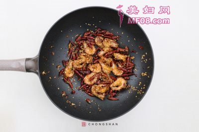 避风塘炒中虾怎么做好吃 避风塘炒中虾的家常做法