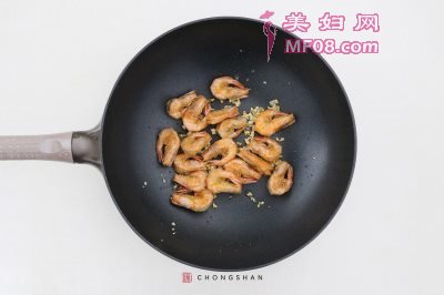 避风塘炒中虾怎么做好吃 避风塘炒中虾的家常做法