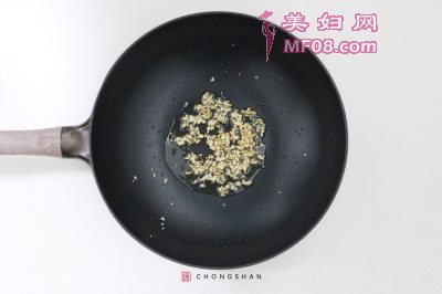 避风塘炒中虾怎么做好吃 避风塘炒中虾的家常做法