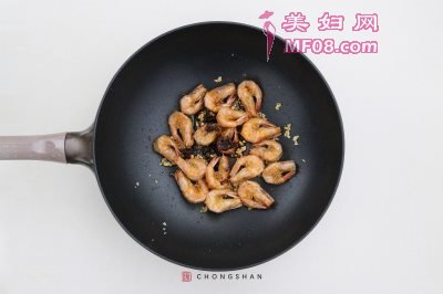避风塘炒中虾怎么做好吃 避风塘炒中虾的家常做法