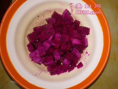 草莓味布丁火龙果杯怎么做好吃 草莓味布丁火龙果杯的家常做法
