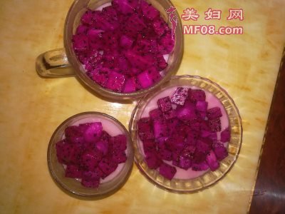 草莓味布丁火龙果杯怎么做好吃 草莓味布丁火龙果杯的家常做法