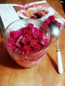 草莓味布丁火龙果杯怎么做好吃 草莓味布丁火龙果杯的家常做法