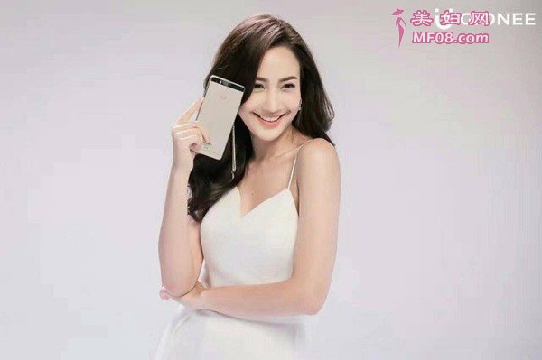 回顾一下金立集团副总裁俞雷转发的女明星微博，在下方评论区，俞雷表示Taew手中拿的的确是一款金立的新机，不过可能只是在泰国地区推出的一款高新价比全面屏手机。