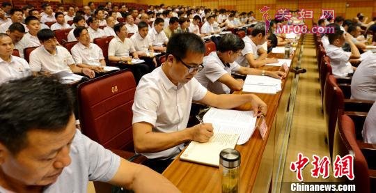 在浙江省委党校，浙江省村(社区)党组织书记示范培训班举行，学员正在倾听主题报告。 黄国中 摄