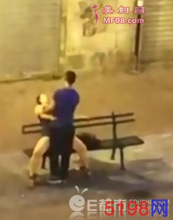 醉酒女当街向男友求欢 双腿大开机吻求爱 吓得人家不要不要的…