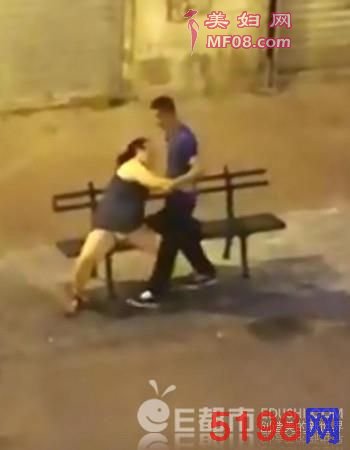 醉酒女当街向男友求欢