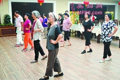 在养老公寓的各种活动现场，经常能见到“高知老人”。