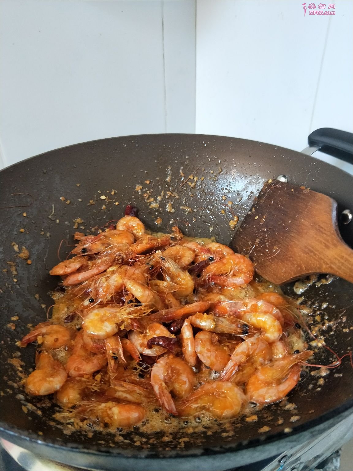 家常避风塘炒虾的做法 避风塘炒虾怎么做好吃