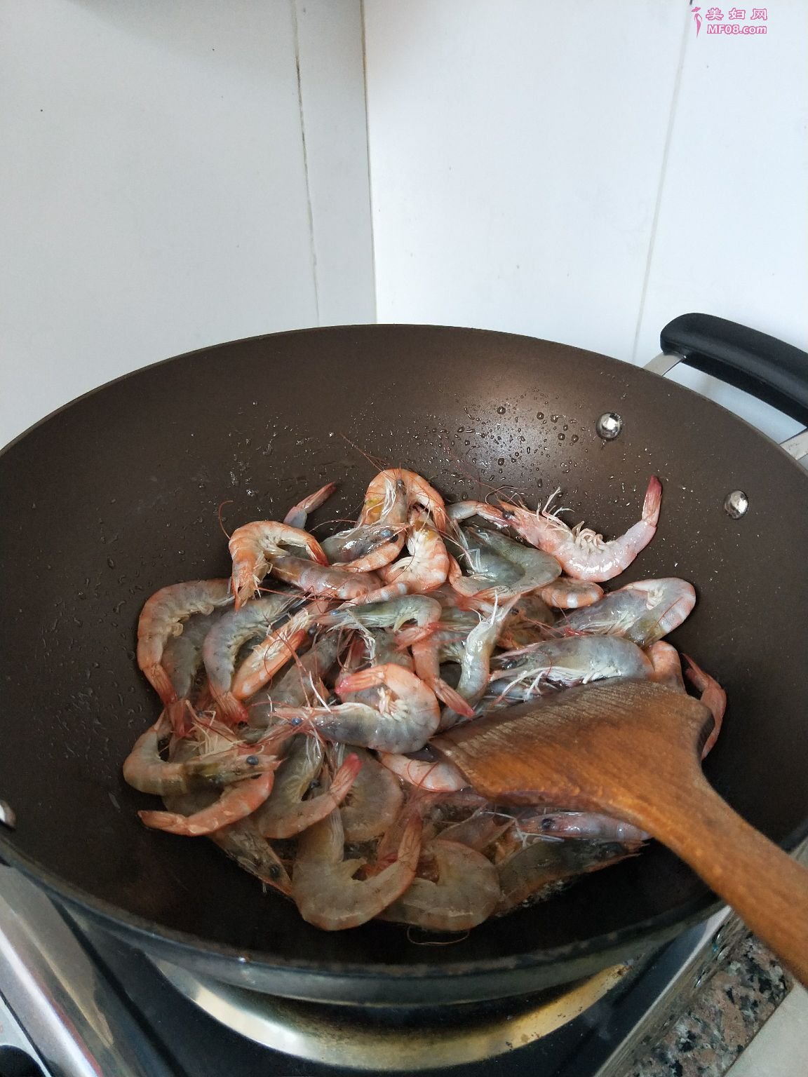家常避风塘炒虾的做法 避风塘炒虾怎么做好吃