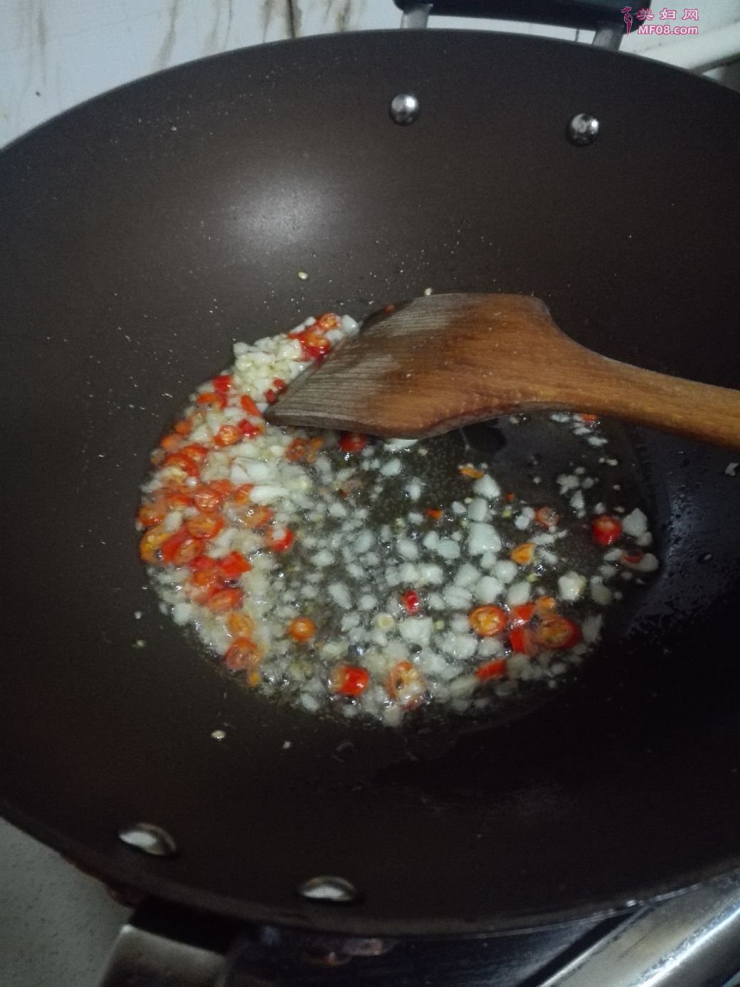 家常避风塘炒虾的做法 避风塘炒虾怎么做好吃