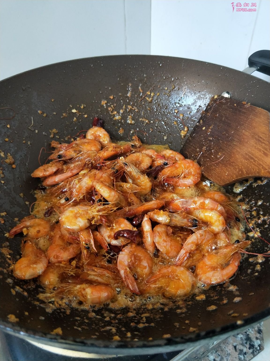 家常避风塘炒虾的做法 避风塘炒虾怎么做好吃