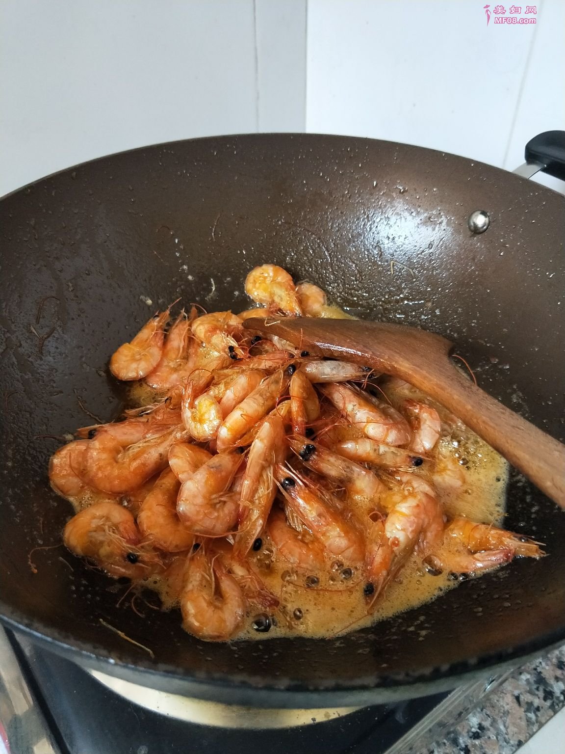家常避风塘炒虾的做法 避风塘炒虾怎么做好吃