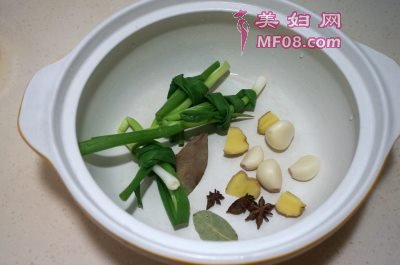排骨煲最正宗的做法 家常排骨煲的做法