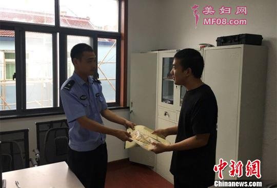 图为：民警当起“快递哥”。舟山公安提供