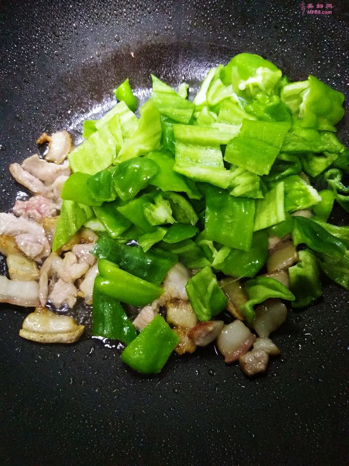 青椒炒肉最正宗的做法 家常青椒炒肉的做法